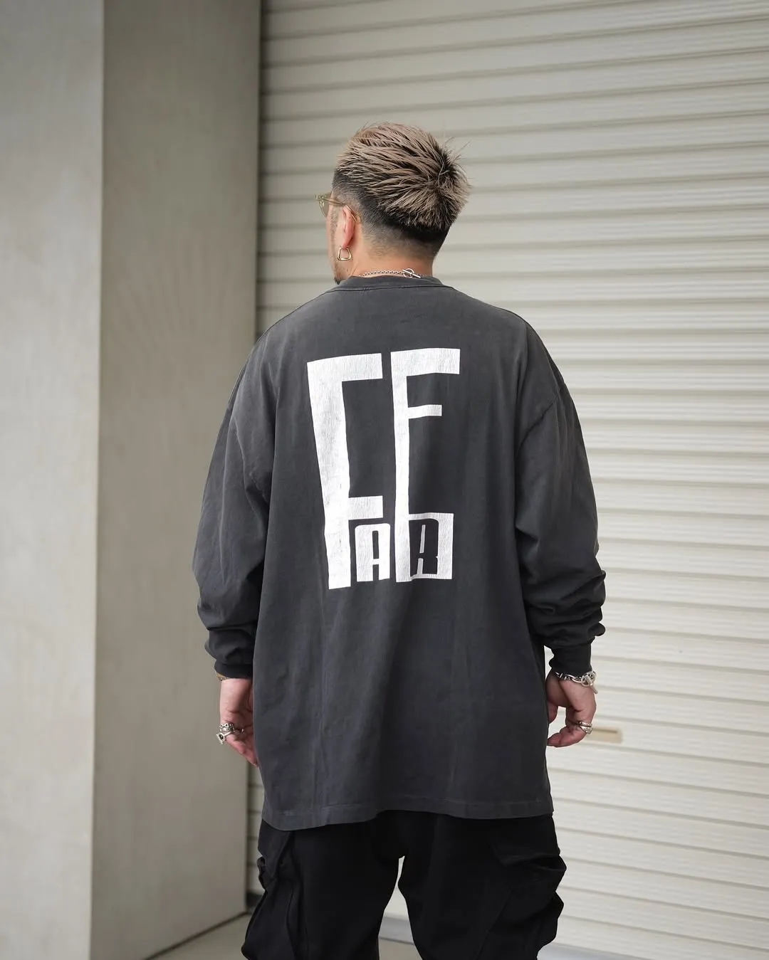 SAINT Mxxxxxx × FEAR OF GOD FG_LS TEE/SNT OF GOD/BLK FOG co-branded model SAINT OF GOD/ETERNAL prayer sight long sleeves, washed black S-XL, this season's major co-branded model, FOG manager JERRY personally carries the goods. The SAINT OF GOD series collaboration has gained quite a lot of buzz. Customized original co-branded SAINT OF GOD main label/washed label. Top-notch printing technology. Using silver sand and cracked pulp on the front and rear panels and heavy washing water to create a natural washed effect of printing, deep restoration